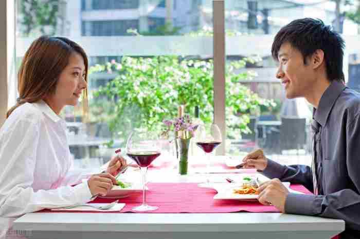 女生说emmm是什么意思?是思考还是