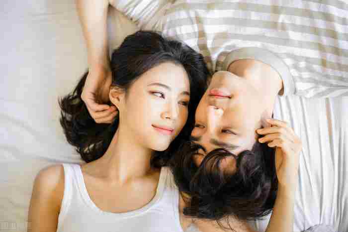 男人在乎你会怎么做（一个男人在乎一个女人有什么表现）