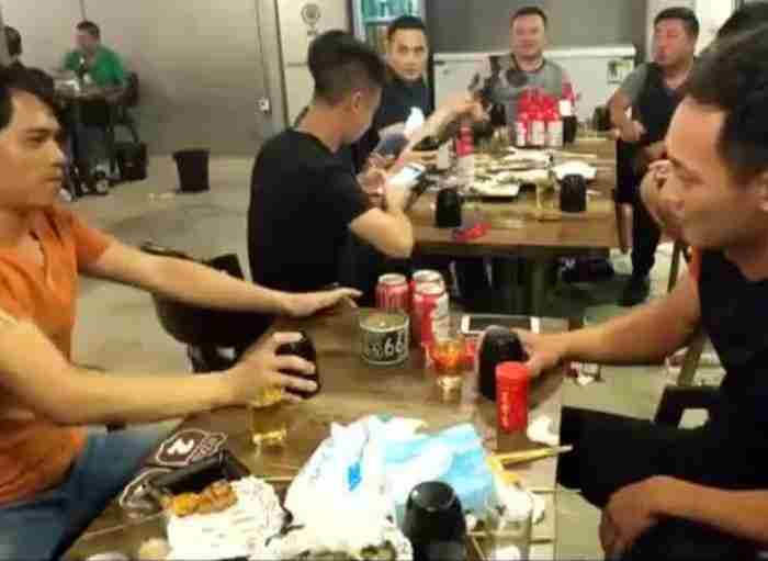 ktv喝酒游戏（酒桌上常见的小游戏）