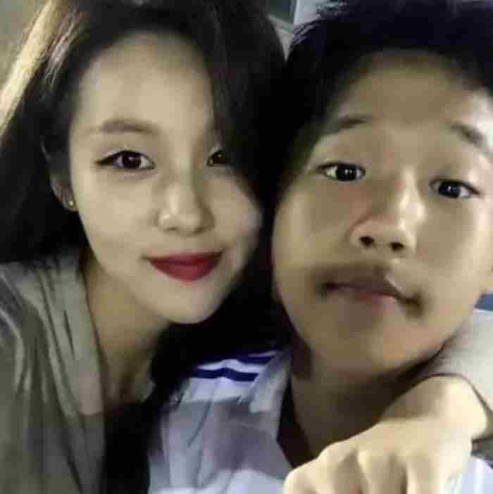 35岁看着像20多岁的女人（35岁辣妈热爱健身长相如20岁）