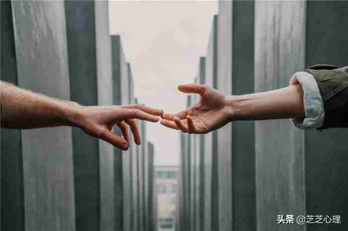 男生会随便十指相扣吗（如何与男生自然牵手）
