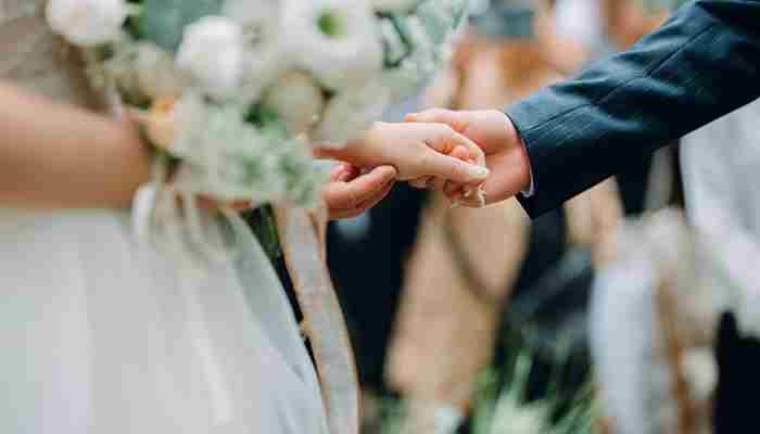 被出轨可以要求赔偿吗,婚内出轨可以要求什么赔偿