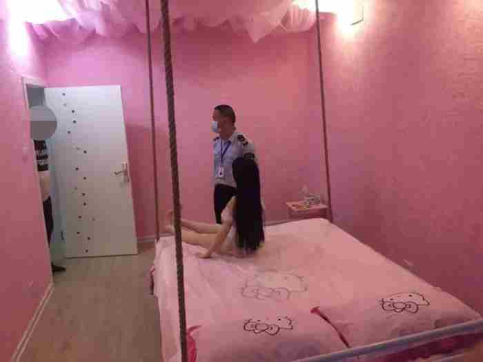 情趣用品体验师视频，桂林出现硅胶娃娃成人体验馆