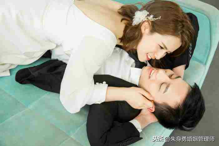 出轨前女友的男的什么心理(老公出轨后是什么心理)