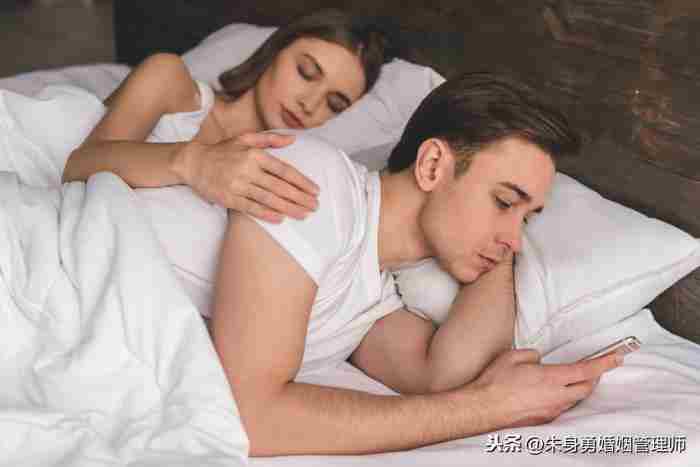 出轨前女友的男的什么心理(老公出轨后是什么心理)