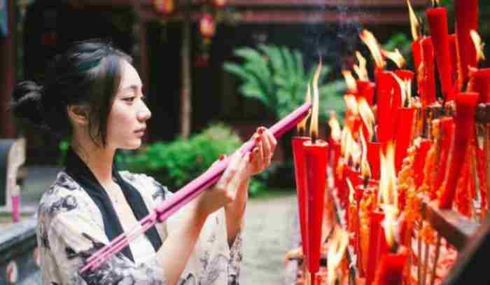 生理期可以烧香拜佛吗（女性生理期不能烧香拜佛）