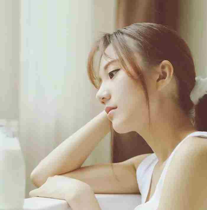 性格偏冷的女生表现（有这3个习惯的高冷女生）
