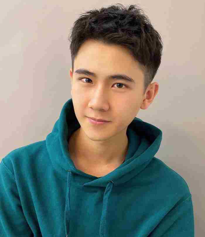 阳光清爽的男生发型（男生两边光发型阳光帅气）