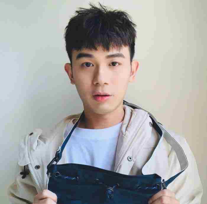 阳光清爽的男生发型（男生两边光发型阳光帅气）