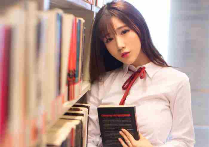 请问一个闷骚型的男生如果对一个女生有好感一般会怎么表现