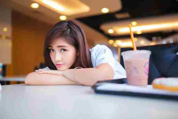 请问一个闷骚型的男生如果对一个女生有好感一般会怎么表现