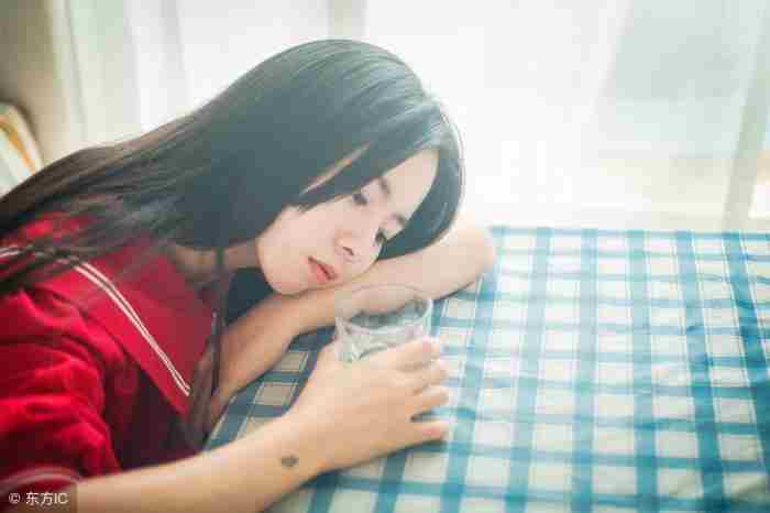 如何识别女生是矜持还是拒绝? 女孩矜持回信息的表现