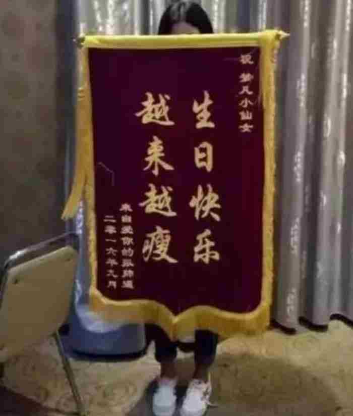 哄女人开心的幽默笑话 女朋友生气买什么礼物道歉