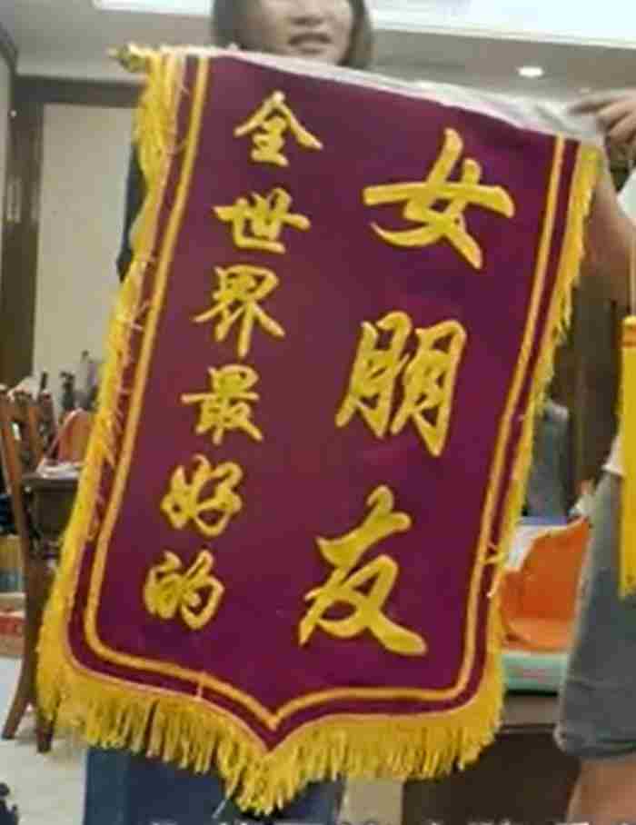 哄女人开心的幽默笑话 女朋友生气买什么礼物道歉