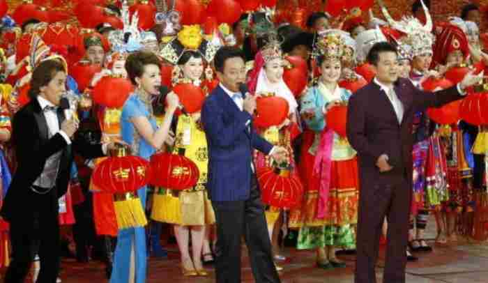 董卿素颜与家人逛街 董卿现任丈夫是哪位