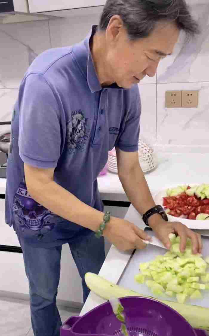 发布了头条文章:寇振海下厨做饭刀工了得