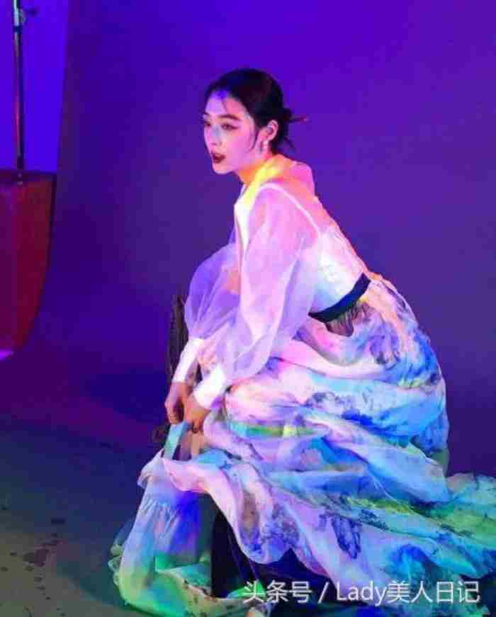 雪莉穿改良韩服遭韩国网友狠批:玷污了神圣的韩服!