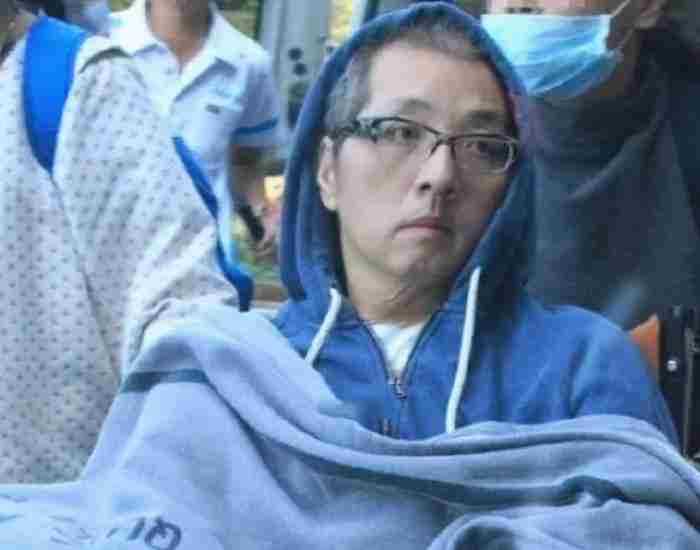 52岁吉他手袁惟仁瘫痪2年骨瘦如柴