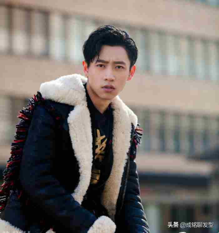 长脸男生适合的发型 中分发型男