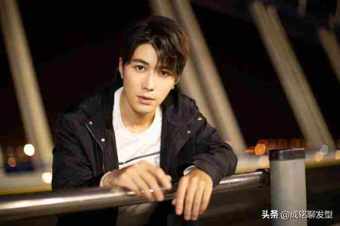 长脸男生适合的发型 中分发型男