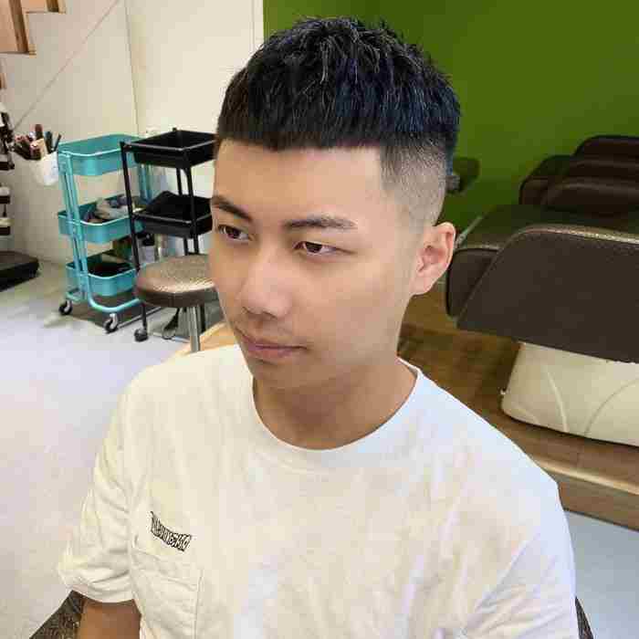 夏天一定要试试这样的发型 男生两边铲发型图片