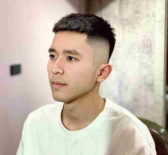 夏天一定要试试这样的发型 男生两边铲发型图片