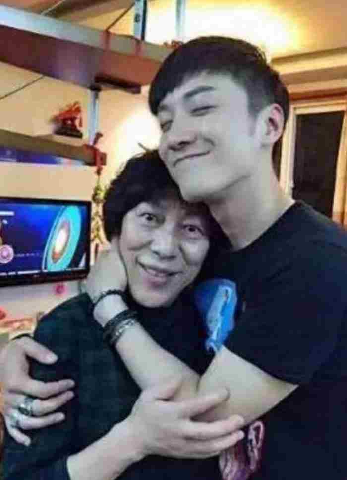 已证实 乔任梁断臂倒吊