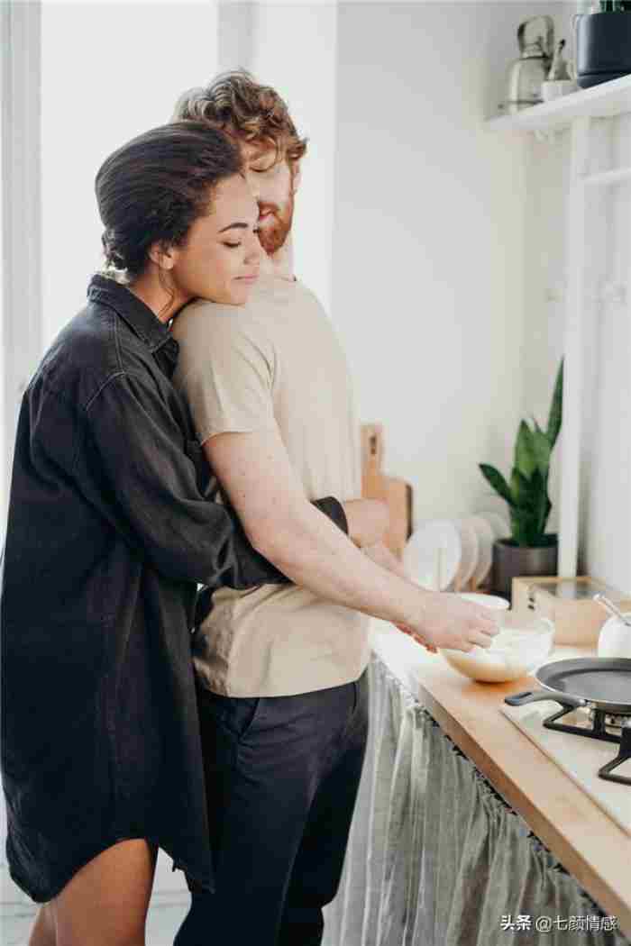女生主动搭讪男生技巧(如何主动和男生搭讪)